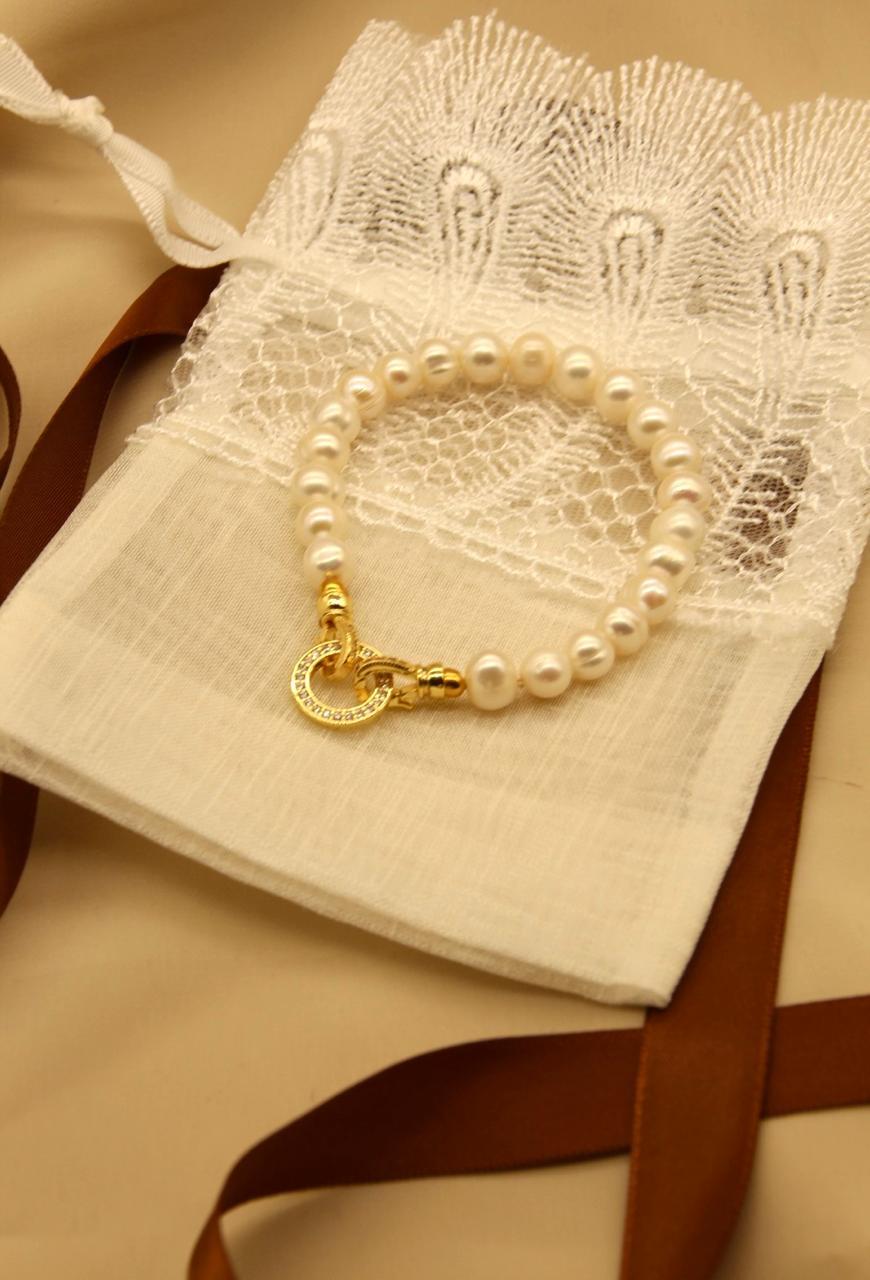 Pearl bracelet with zirconian stones