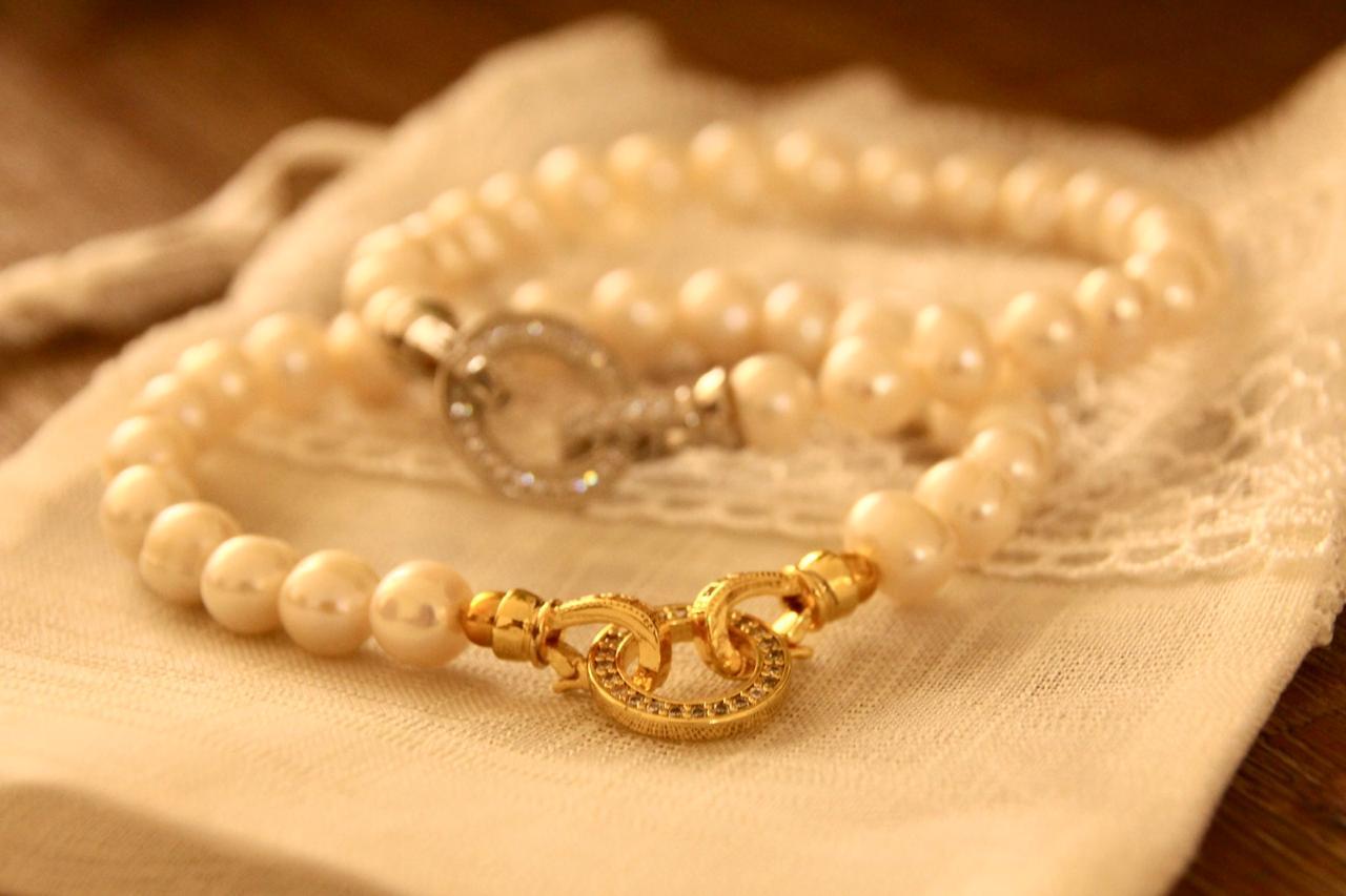 Pearl bracelet with zirconian stones